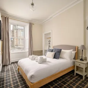 2* Pensión Adam Drysdale House